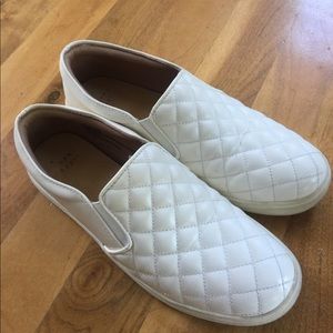 LIKE NEW - Adorable and Comfy white shoes